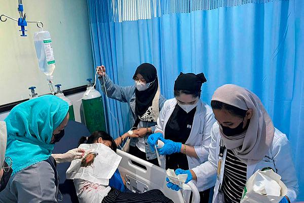 Healthcare professionals attend to an injured individual at Amai Pakpak Medical Center in Marawi, Lanao del Sur province, following a bomb explosion that occurred during a Catholic mass held at the gymnasium of Mindanao State University.–AFPPix