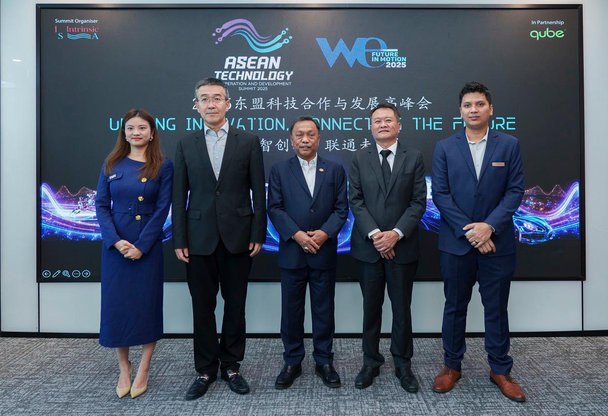 From (left to right) Ravenna Chen, CEO of Intrinsic SEA, Dr. Zhao Xiangdong, Counsellor for Science and Technology, Embassy of the People’s Republic of China, Datuk Mohammad Yusof, Deputy Minister of Science and Innovation, Richard Teo, Executive Chairman of Qube Integrated Malaysia; and Hafiidz Amer, CSO of Exchange 106.