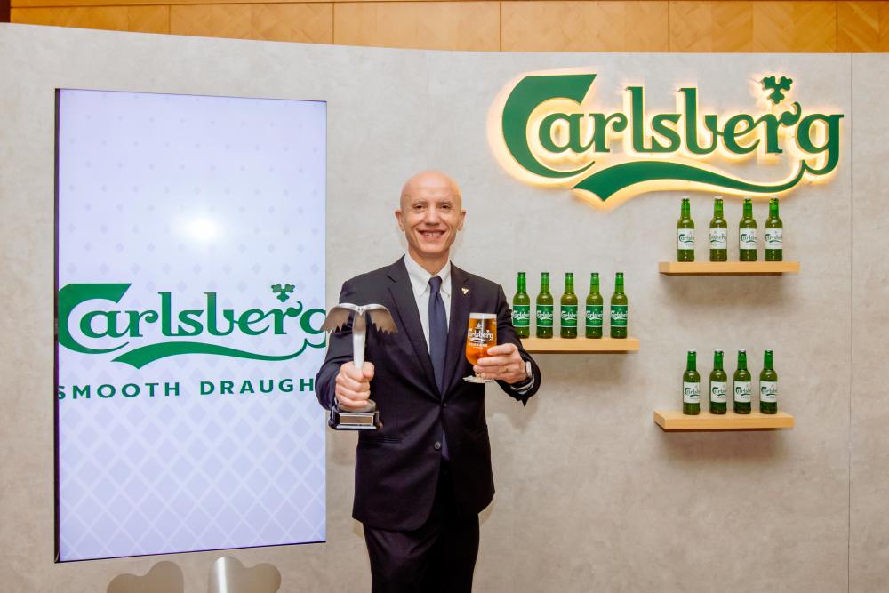 Clini with the platinum award won by its flagship brand Carlsberg.