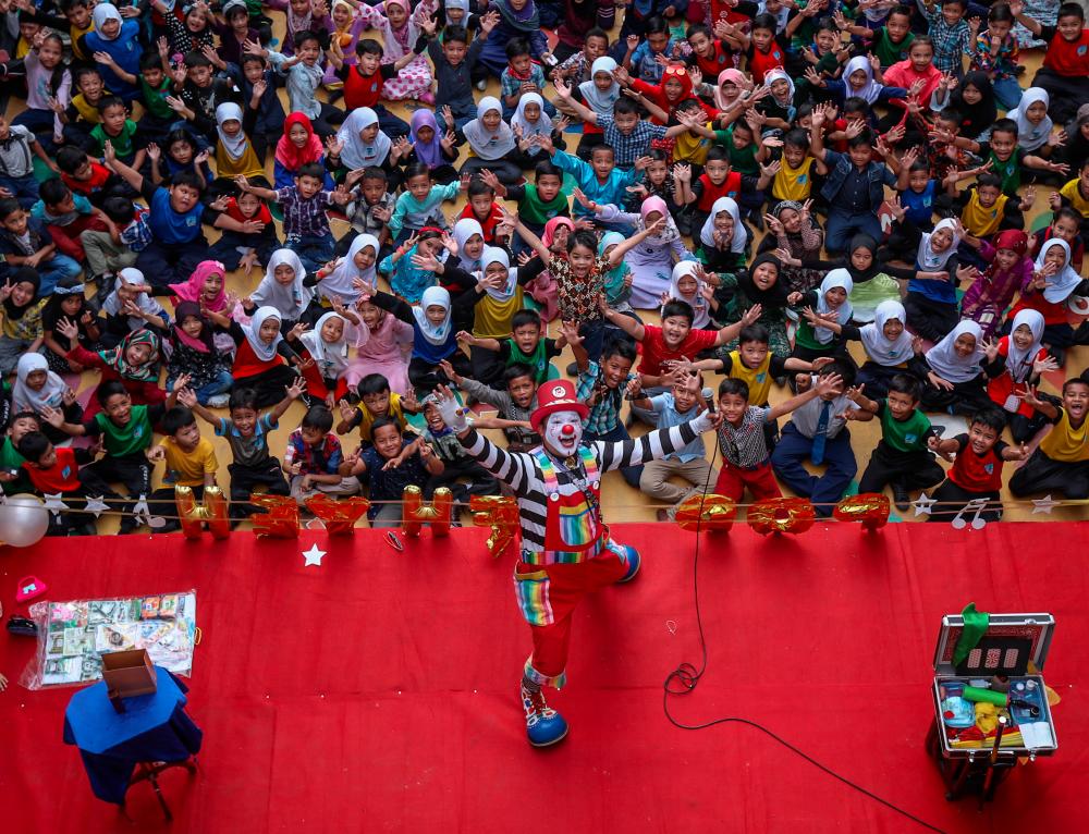 Awang The Clown has been entertaining children for ten years. AMIRUL SYAFIQ/THESUN.