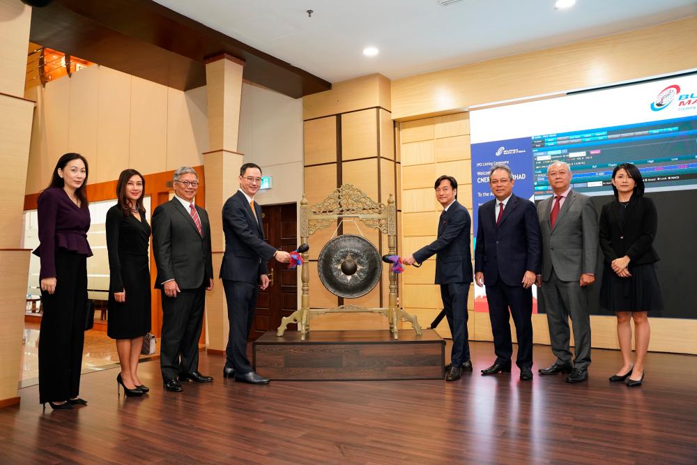 From left: Cnergenz directors Yeat Soo Ching and Alwizah Al-Yafii Ahmad Kamal, UOB Kay Hian Securities (M) Sdn Bhd CEO David Lim, Lye Yhin Choy, Cnergenz COO &amp; executive director Kong Chia Liang, Azman, Cnergenz chief corporate officer &amp; executive director Lye Thim Loong and director Ooi Ley Ching at Cnergenz’s listing ceremony.