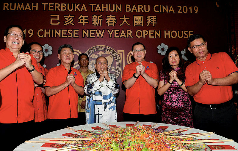 Finance Minister Lim Guan Eng (3rd R) and Penang Yang Dipertua Negeri Tun Abdul Rahman Abbas (4th R) at the Chinese New Year open house hosted by the Penang Chinese Chamber of Commerce, on Feb 5, 2019. — Bernama