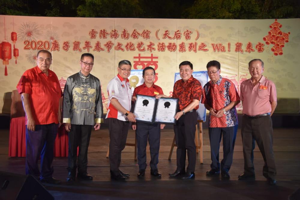 Malaysia’s Special Envoy to China cum Cheras MP Tan Kok Wai. witnessed the Malaysia Book of Records presented by Malaysia Book of Records COO Christopher Wong to Dr CY Tang, President of The Selangor and Federal Territory Hainan Association Thean Hou Temple.