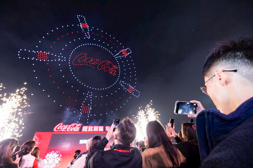 $!First-ever Coca Cola® Drone Show in Hong Kong 600 Drones Present 12 Scenes of Mesmerizing Memories with Coca-Cola over Victoria Harbour – Featuring a Heartfelt Expression of Love by Renowned Celebrity Louis Cheung