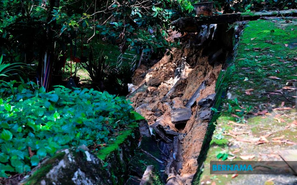 The landslide area at Taman Kelab Ukay 4, Bukit Antarabangsa. — Bernama