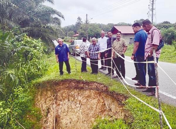$!Shamshulkahar inspects the impact of a road collapse in Jempol.