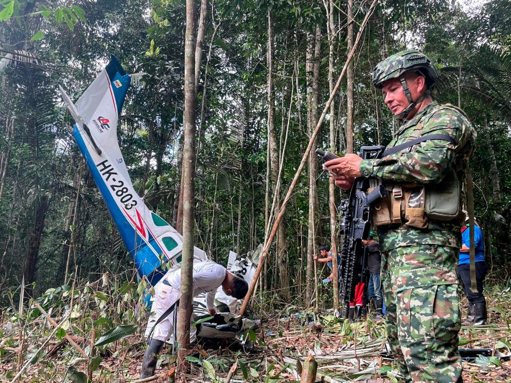 This handout picture released by the Colombian Army shows soldiers searching for the missing chidren at the Colombian Amazon forest in the municipality of Solano, department of Caqueta, Colombia on May 23, 2023/AFPPix