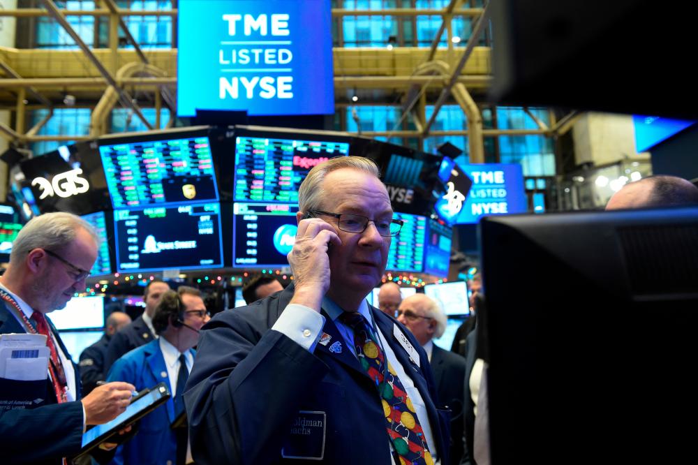 TThe floor of the New York Stock Exchange. Mainland China firms are rushing to offer their shares on New York exchanges, sometimes in blockbuster deals. – REUTERSPIX