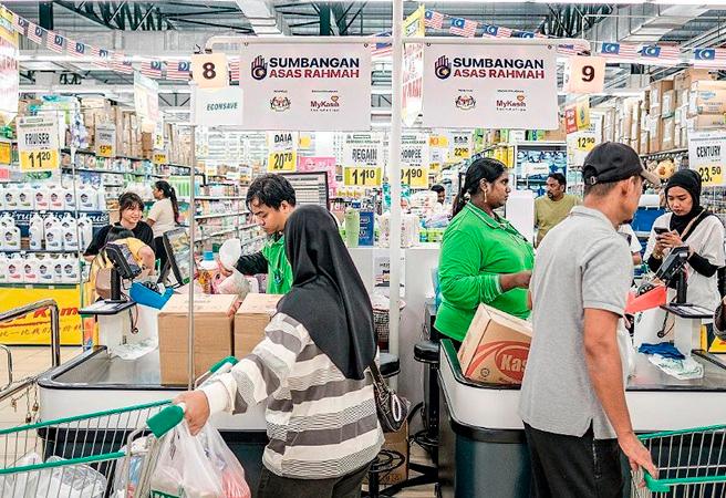 Consumer sentiment could bottom out with greater clarity on US tariff policies, the Overnight Policy Rate cut and the ringgit’s strengthening, RHB Investment Bank said. – Bernama filepic