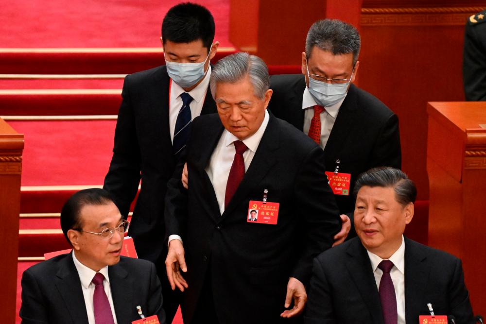 China’s President Xi Jinping (R) sits beside Premier Li Keqiang (L) as former president Hu Jintao (C) is assisted to leave from the closing ceremony of the 20th Chinese Communist Party’s Congress at the Great Hall of the People in Beijing on October 22, 2022. AFPPIX