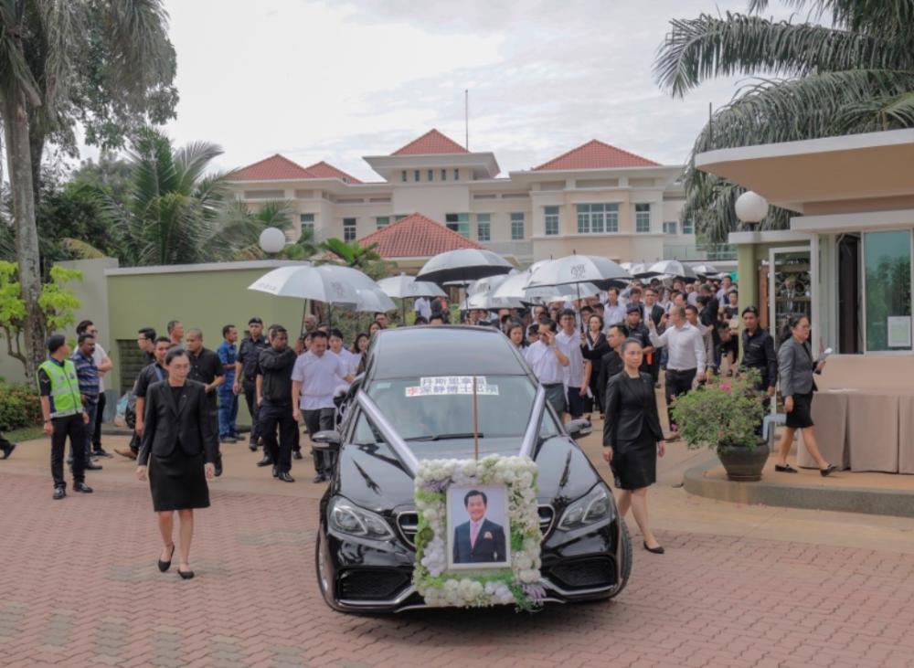 v Tan Sri Lee Shin Cheng’s cortege leaves the family’s residence in Diamond Hill, IOI Resort City, on June 6, 2019. — Sunpix by Asyraf Rasid
