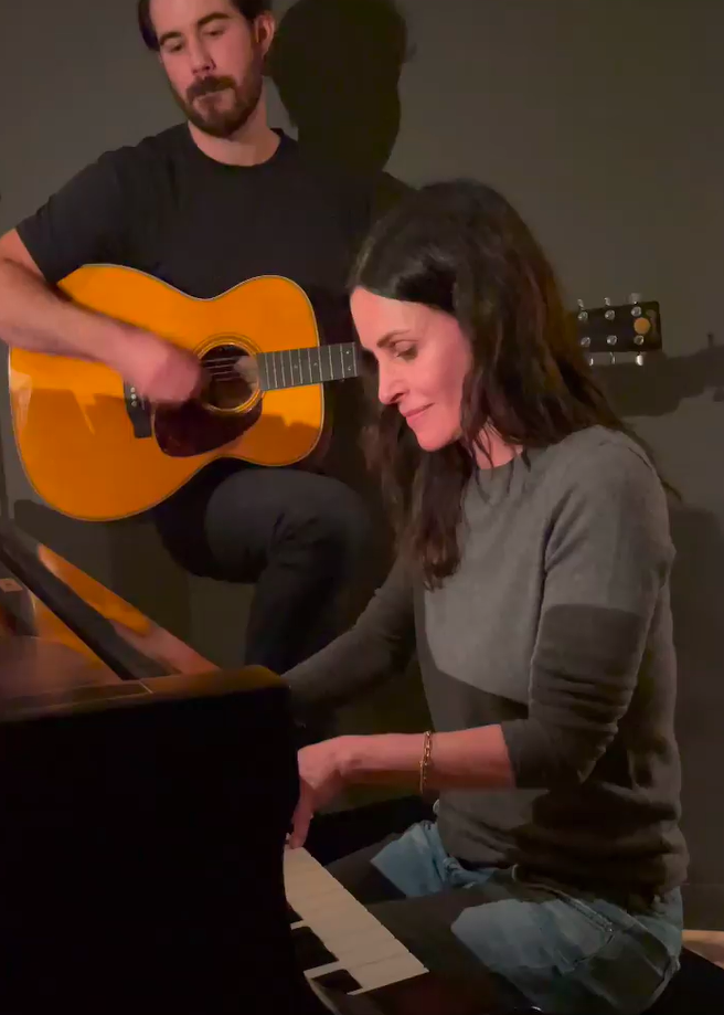 $!Courteney Cox plays Friends’ iconic theme song on piano to fans delight