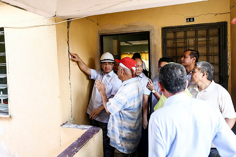 Gombak MP cum Economic Affairs Minister Datuk Seri Mohamed Azmin Ali – at one of the units affected by the cracks – speaks to residents of Block F of Taman Keramat Permai Apartment, during a visit, on April 29, 2019. — Bernama