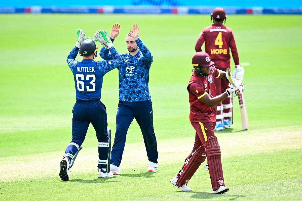 England’s Will Jacks (C) celebrates with England’s Jos Buttler (L) taking the wicket of West Indies’ Keacy Carty (front R) during the second One Day International (ODI) cricket match between England and West Indies at Sophia Gardens cricket ground in Cardiff on June 1, 2025. (Photo by Paul ELLIS / AFP)