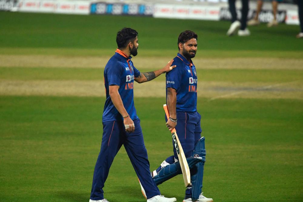 India’s Virat Kohli (L) congratulates teammate India’s wicketkeeper Rishabh Pant for scoring a half-century (50 runs) during the second Twenty20 international cricket match between India and West Indies at the Eden Gardens in Kolkata on February 18, 2022. AFPPIX