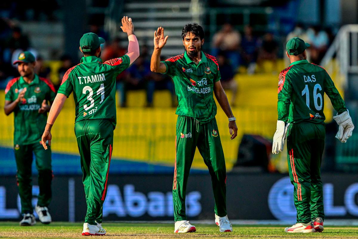Bangladesh’s Tanzim Hasan Sakib (C) celebrates with teammates after taking the wicket of Sri Lanka’s Milan Rathnayake during the first one-day international (ODI) cricket match between Sri Lanka and Bangladesh at the R. Premadasa International Cricket Stadium in Colombo on July 2, 2025. (Photo by Ishara S. KODIKARA / AFP)