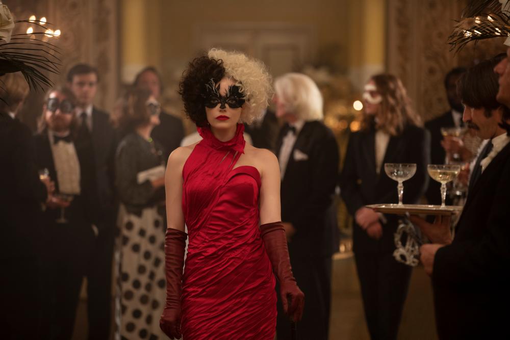 $!Emma Stone and Emma Thompson go head-to-head with style in new Cruella trailer