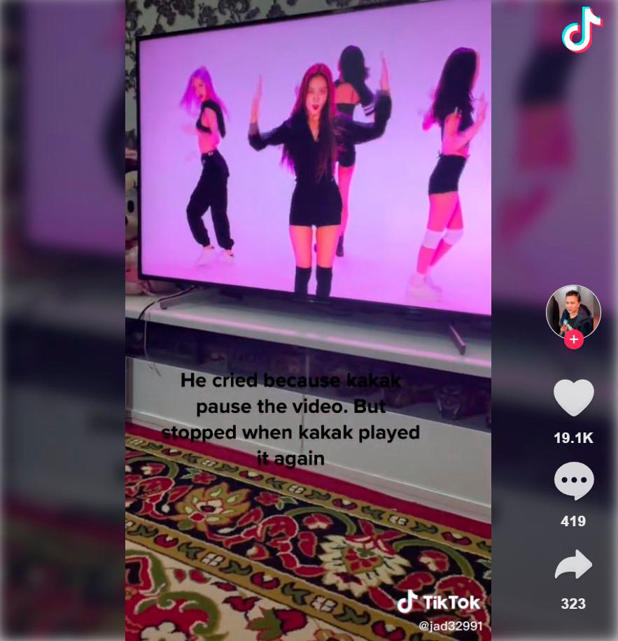 $!The moment the video began playing, the baby began to calm down. – TikTok/@jad32991