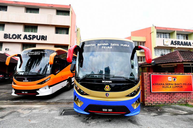 The two Scania buses, one for Asrama Semai Bakti Felda Kuala Lumpur and the other for Maktab Rendah Sains Mara in Trolak, Perak.