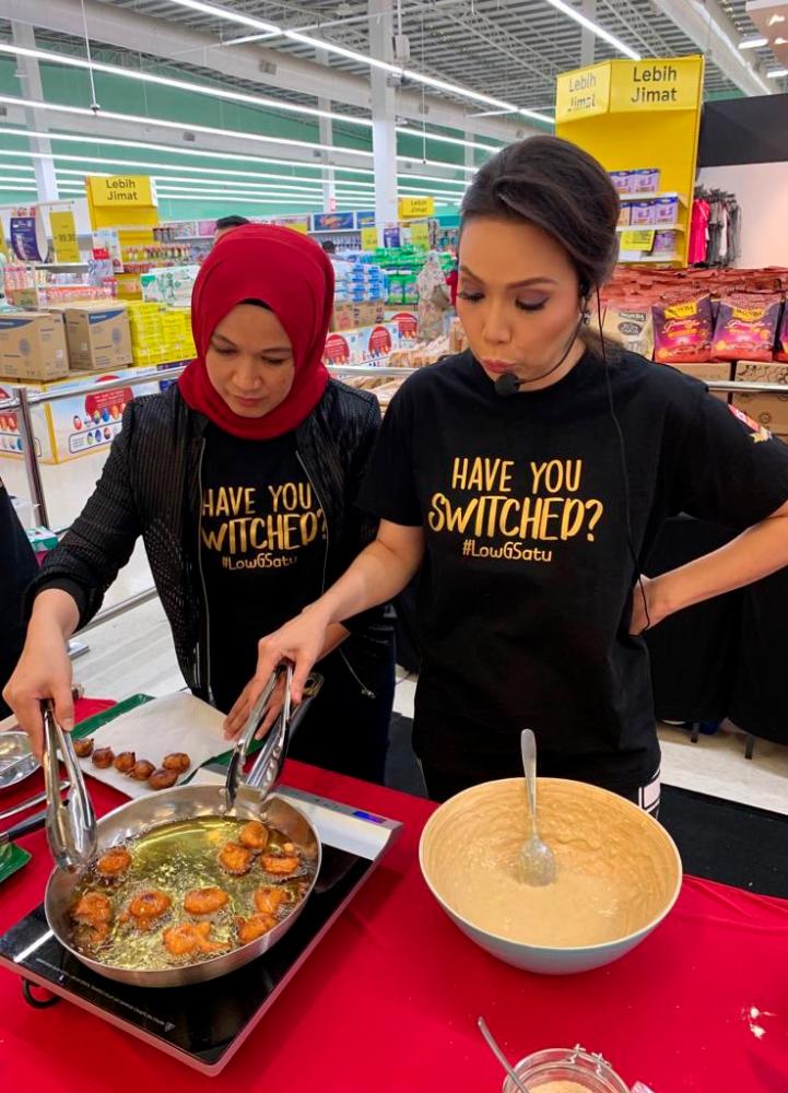 Farahdhiya (left) during the cooking demonstration at AEON Mall in Shah Alam.