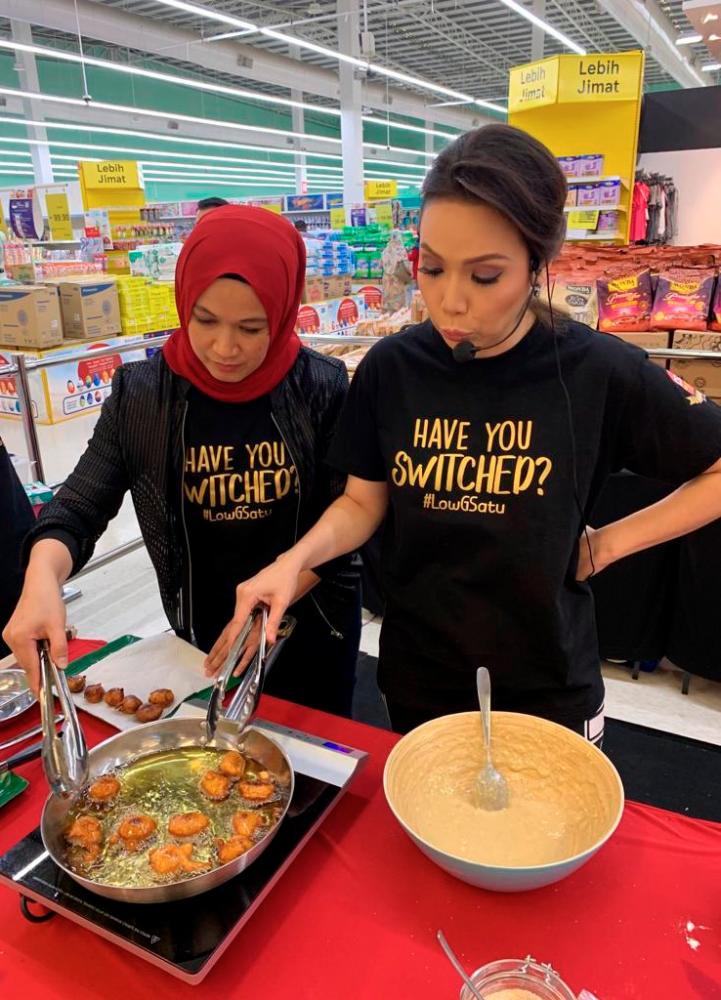Farahdhiya (right) during the cooking demonstration at AEON Mall in Shah Alam.