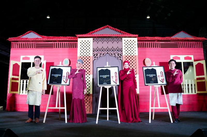 $!Victor (2nd from left) and Phei Yong (at right) are the new faces to represent Cuckoo as brand ambassadors, while Siti Nurhaliza extends her ambassadorship. Hoe presenting each of them a set of Cuckoo personnel uniform and tag, to symbolise their official appointment into the Cuckoo family.