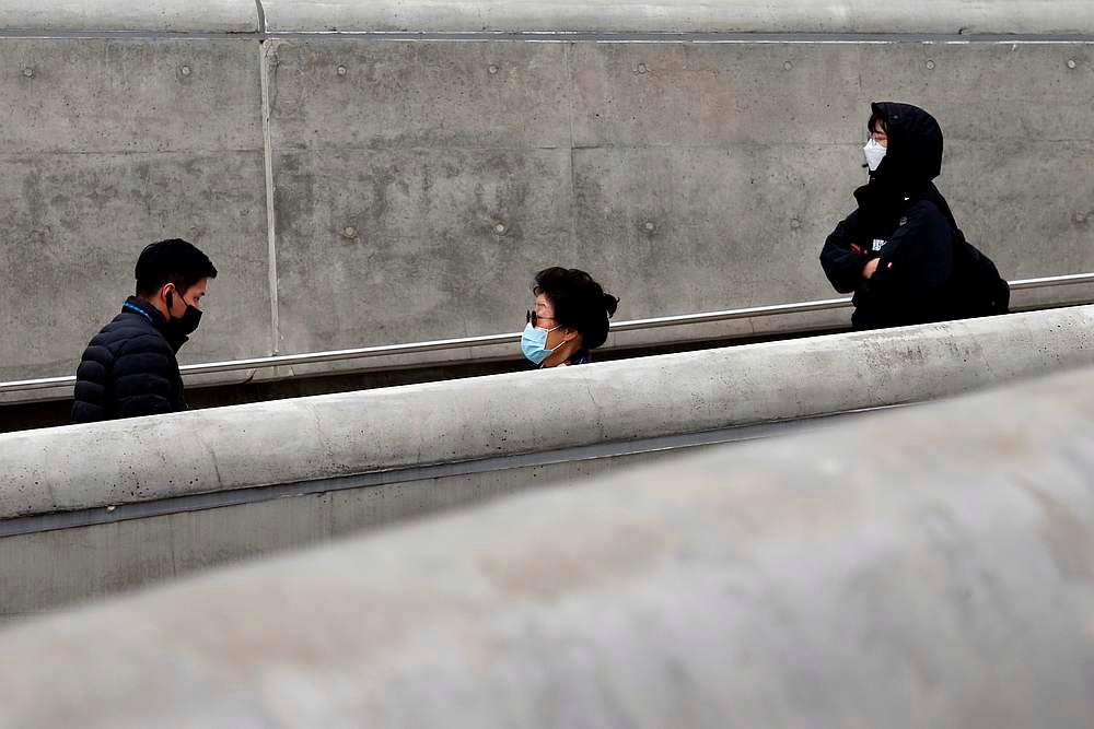 People wearing masks walking along a street amid the Covid-19 pandemic in Seoul, South Korea, November 20, 2020. —— Reuters