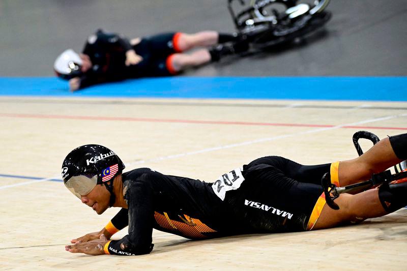 Malaysia’s Muhammad Shah Firdaus Sahrom and Britain’s Jack Carlin crash during the men’s track cycling keirin final - AFPpix