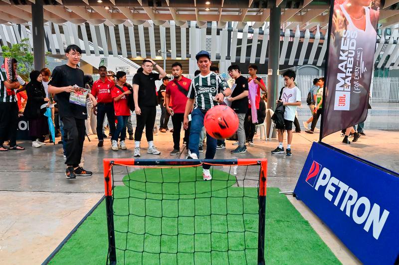 $!The Match Day! Petron pampered the football fans for a chance to win Battle of Red merchandise through the lined-up activities at the Petron booth.