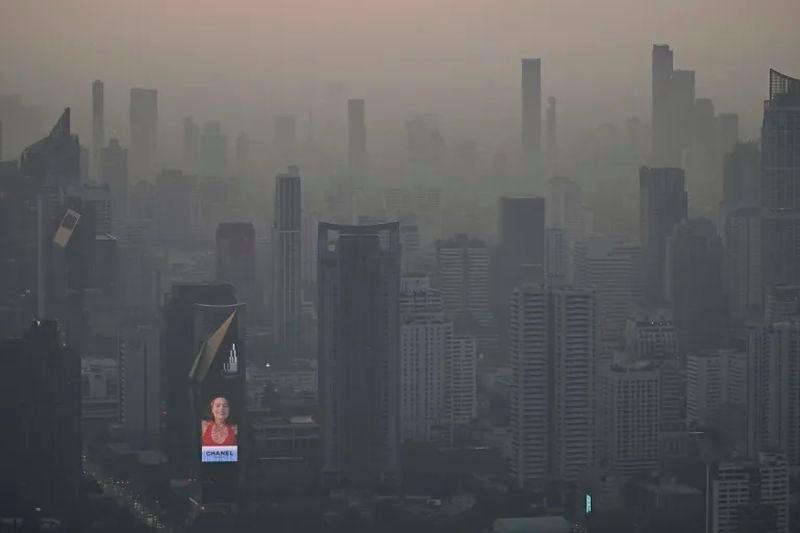 Nearly 200 schools in Bangkok are closed because of air pollution (Lillian SUWANRUMPHA) (Lillian SUWANRUMPHA/AFP/AFP)