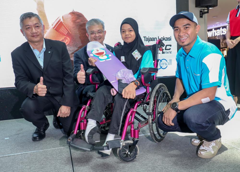 From left: Daikin Malaysia’s group general manager Tan Yong Cheem, Ooi and Azizulhasni with Nurul Farah at the event.