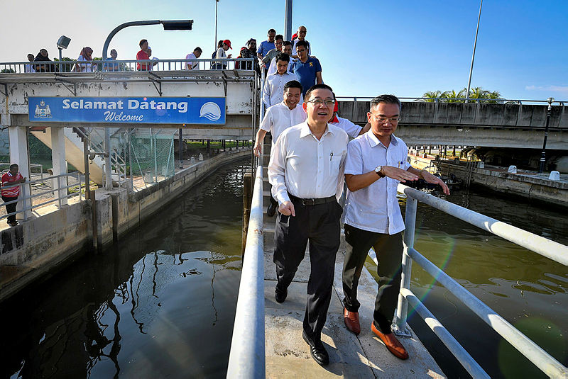 Finance Minister Lim Guan Eng (L) and Malacca Health and Anti-Drugs executive councillor, Low Chee Leong (R), during a visit to the barrage system at Muara Sungai Malacca, on July 21, 2019. — Bernama
