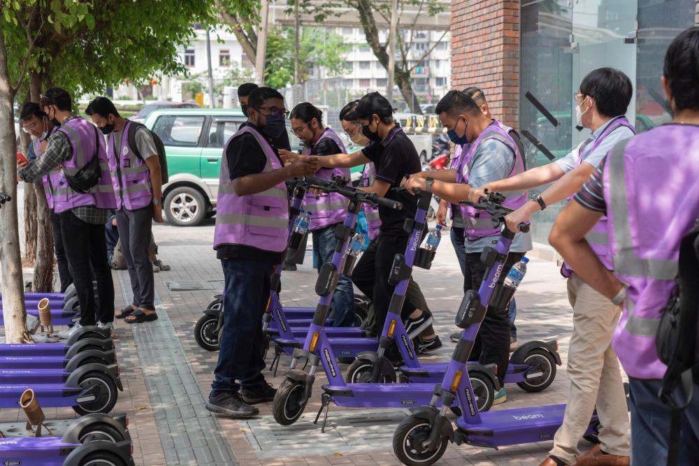 $!Beam employs 250+ Malaysian gig workers as Beam Rangers to maintain its high-tech e-scooters. – DARA SHAIPUDIN/VOXEUREKA