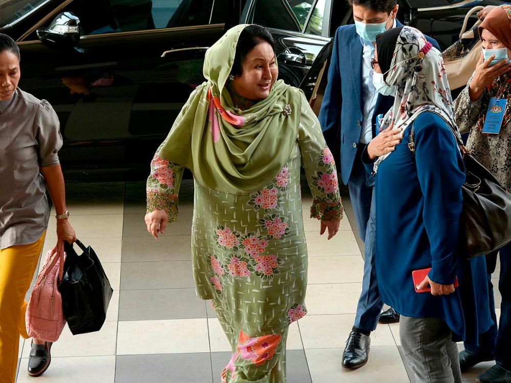 Datin Seri Rosmah Mansor (middle) was present at the court today.-Bernama