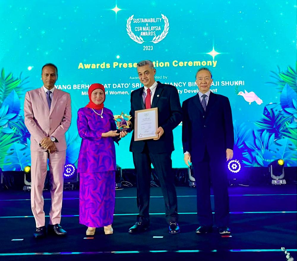 Dato’ Sydney Quays, CEO of Berjaya Food Berhad and Managing Director of Berjaya Starbucks Coffee Company (centre) receiving the “Personality of the Year Sustainability Leadership” award from Women, Family, and Community Development Minister YB Dato’ Sri Hajah Nancy Shukri (second from left) at the Sustainability and CSR Malaysia Awards 2023.