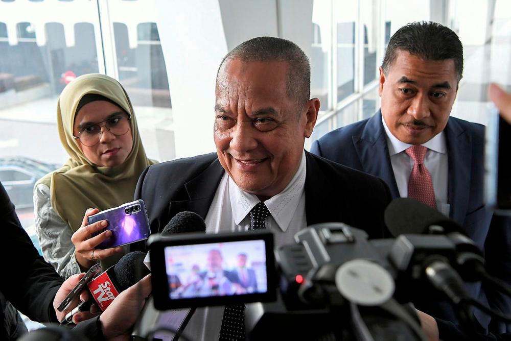 Datuk Hasbullah Osman (miidle) described those who accused him of defecting and supporting Anwar’s movement as liars.-Bernama