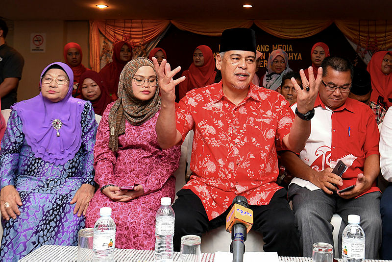 Datuk Samsudin Yahya (2nd R) at a press conference today.