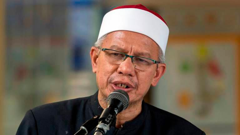 Vaccination during Ramadan guidelines to be issued end of March — Zulkifli