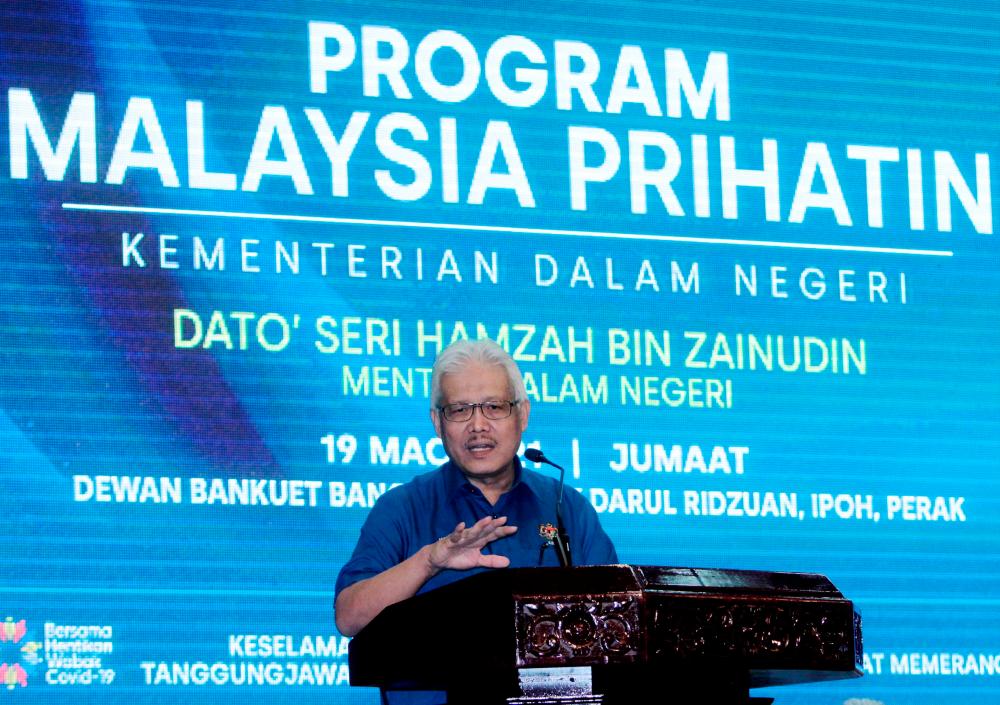 Home Minister Datuk Seri Hamzah Zainudin delivering his speech during the Home Ministry’s Malaysia Prihatin Programme at Perak Darul Ridzuan building's banquet hall today. — Bernama