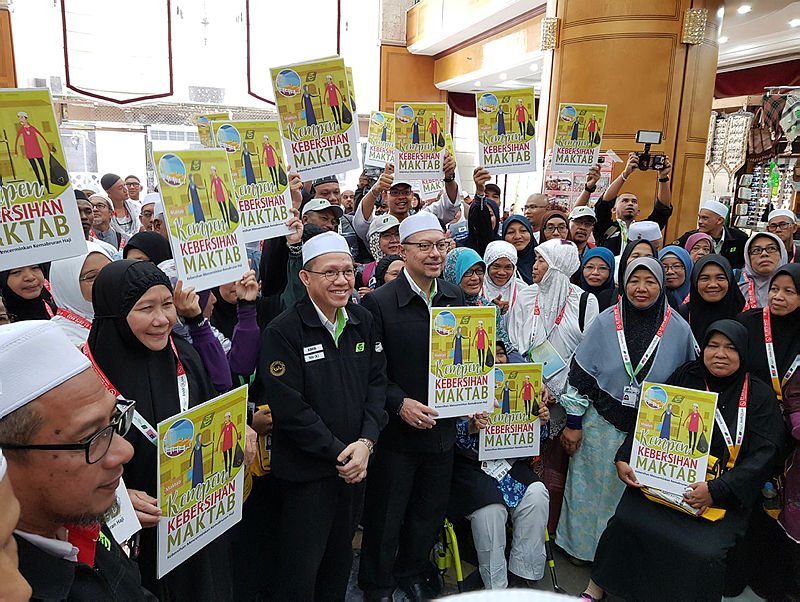 Head of Malaysian Haj Delegation Datuk Seri Syed Saleh Syed Abd Rahman front, 4th L) poses for a photo with fellow pilgrims, during the cleanliness campaign organised by Tabung Haji in Makkah, on July 30, 2019. — Bernama