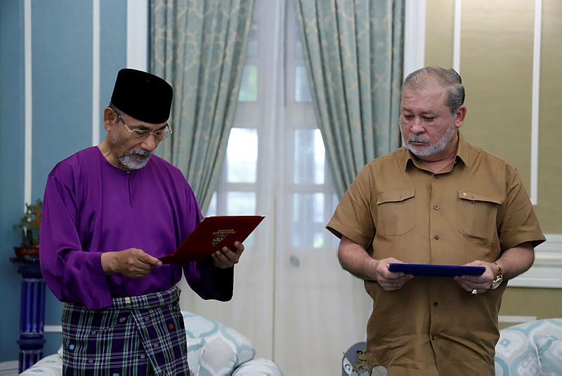 Sultan of Johor, Sultan Ibrahim Almarhum (R) and Johor Mufti Datuk Yahya Ahmad, during the tithe paying and land endowment ceremony, at the Istana Pasir Pelangi, on May 20, 2019. — Bernama