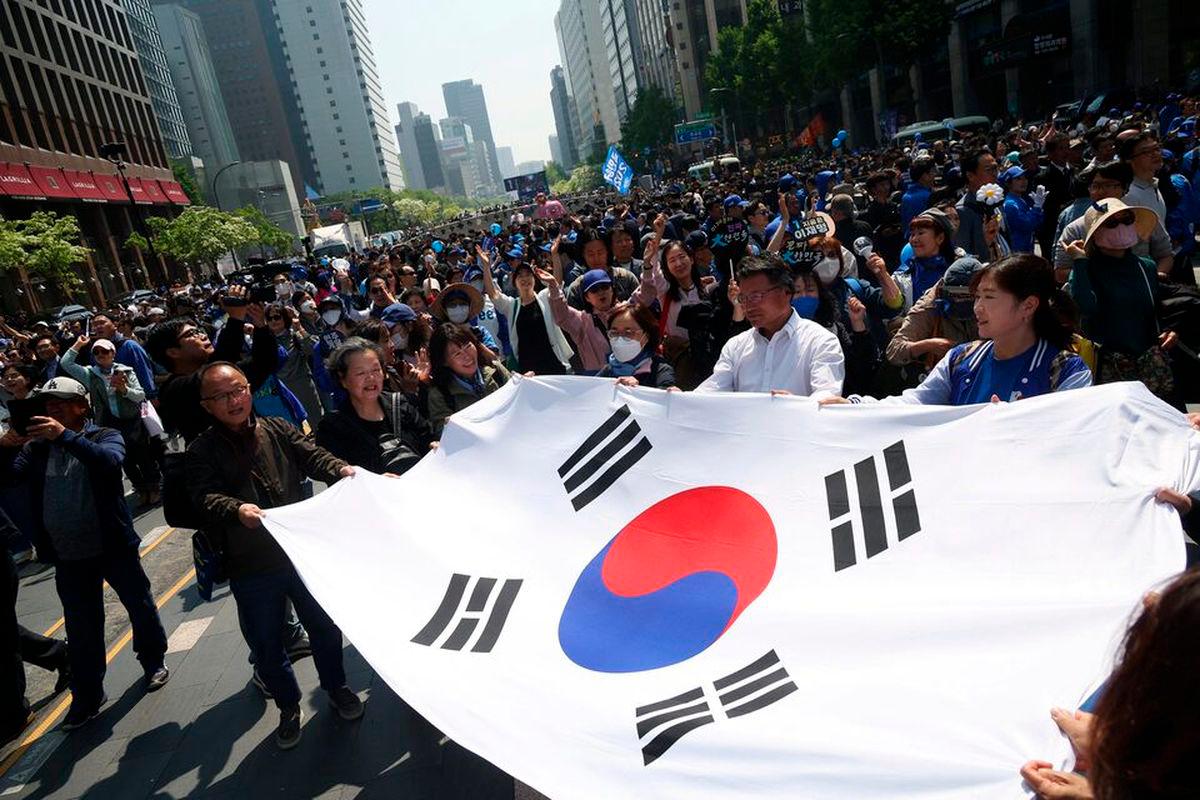 Supporters for Lee Jae-myung, the presidential candidate for South Korea’s Democratic Party, cheers after an election campaign rally in Seoul, South Korea, May 12, 2025. REUTERS/Kim Hong-Ji