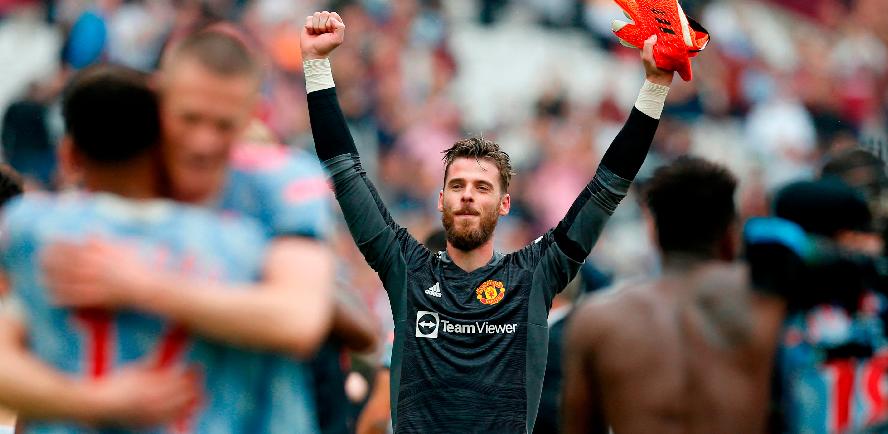 Manchester United’s goalkeeper David de Gea celebrates on the pitch after the English Premier League match against West Ham United. – AFPPIX