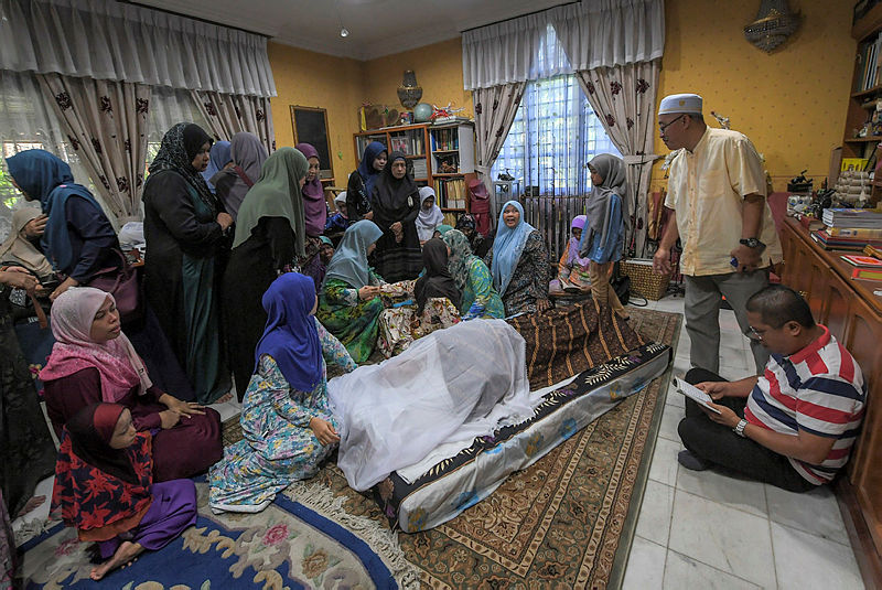 Family and friends pay their last respects to Datuk Seri Abu Hassan Din Al-Hafiz, during the funeral service, at Kampung Batu Muda, on May 1, 2019. — Bernama