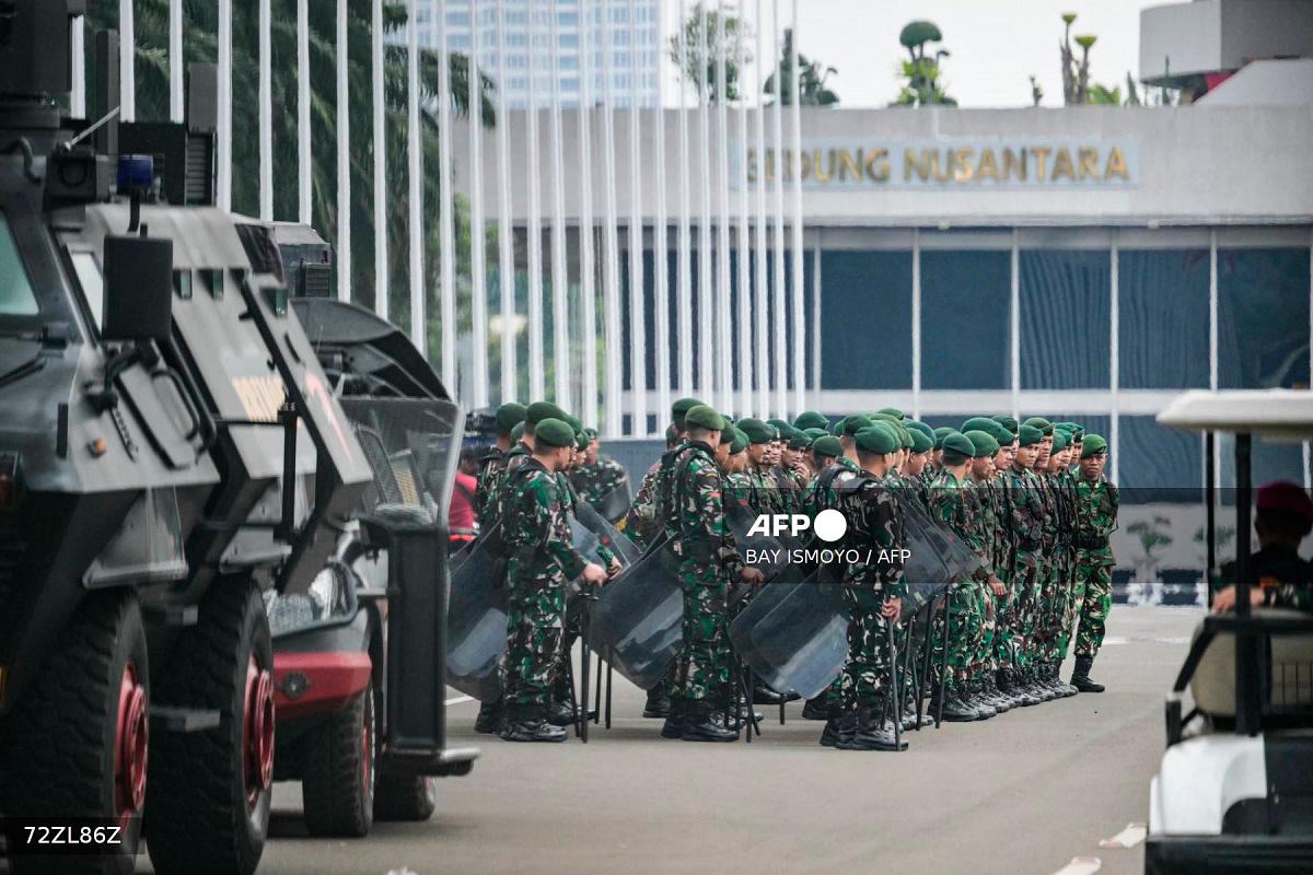 Indonesian Army soldiers gather at the parliament complex in Jakarta on September 1, 2025. Indonesian authorities ramped up security on September 1 after six people were killed in unrest over economic hardship that escalated into violent anger against the nation's police force. - BAY ISMOYO / AFP