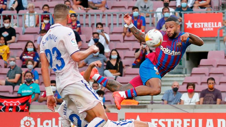 Barcelona’s Memphis Depay (right) in action against Getafe during their Spanish La Liga match at Nou Camp. – REUTERSPIX