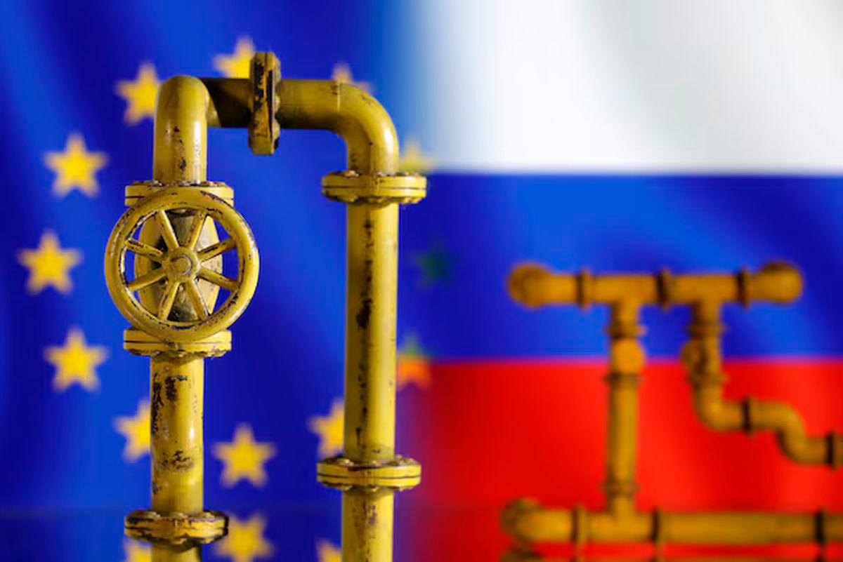 Model of natural gas pipeline, EU and Russia flags, July 18, 2022. REUTERS/Dado Ruvic/Illustration/ File Photo