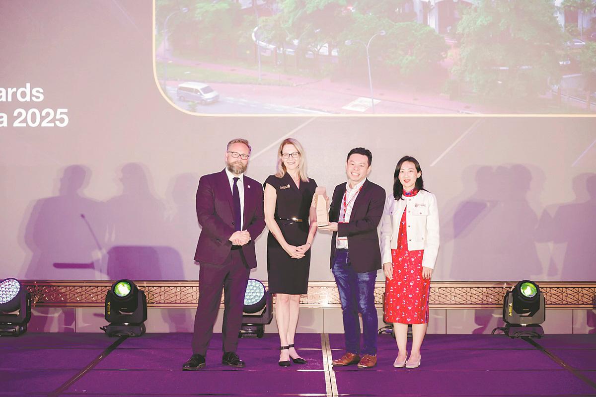 Dr Tey (third from left) receiving the Research Project of the Year: STEM award, presented by THE Chief Global Affairs Officer Phil Baty (first left), THE Asia Pacific Region vice-president Julie McMahon (second from left), and THE Asia Pacific Region President Lim Mei Mei (fourth left) in Macao.