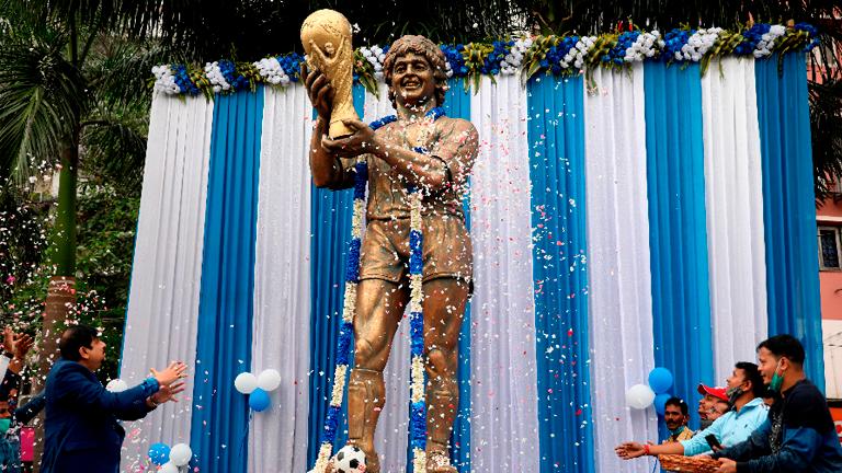 People shower petals on a statue of Argentine football great Diego Maradona during a prayer meeting to pay tribute to Maradona, in Kolkata, India on Nov 26, 2020. – REUTERSPIX
