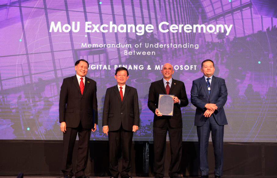 (From left): Yeoh, Chow, Raman and Pikom chairman Dr Sean Seah at the MoU exchange ceremony.